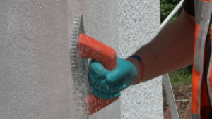 Applying the scraped finish to the external render